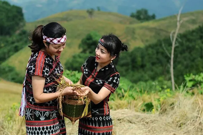 Trang phục thổ cẩm gắn bó với người Pa Cô. Nguồn: tinhuyquangtri.vn