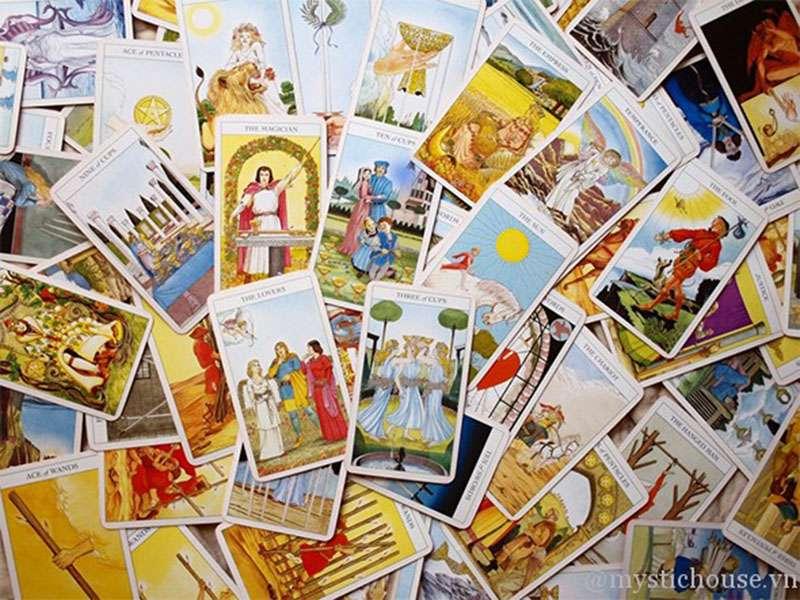 Ý nghĩa bài Tarot Arcana Chính - Hình ảnh minh họa 22 lá bài Arcana Chính trong bộ bài Tarot, thể hiện các nguyên mẫu và bài học cuộc sống.