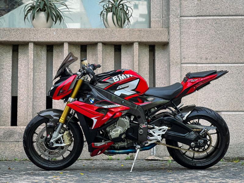 BMW S1000RR với thiết kế sắc sảo và góc cạnh