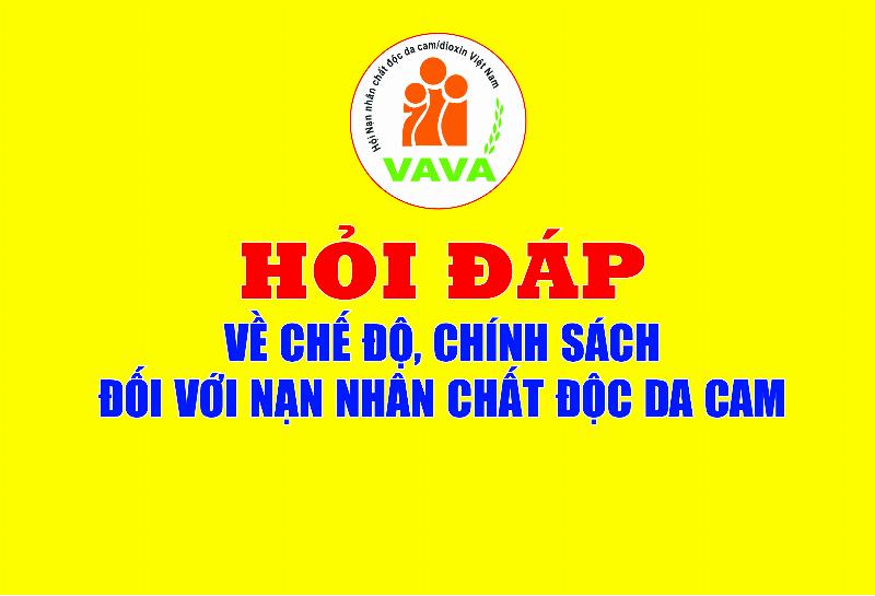 Câu chuyện cảm động ngày 24/4/2021: Hình ảnh tình nguyện viên giúp đỡ người dân vùng lũ