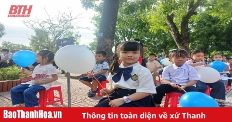 Học sinh tựu trường tại sân trường